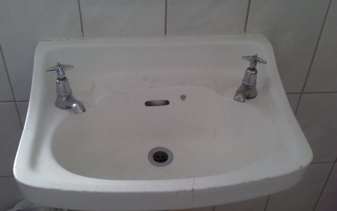 Összetörte a mosdókagylót