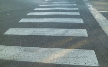 Gyalogátkelőhelyen ütöttek el egy fiatal lányt Pápán