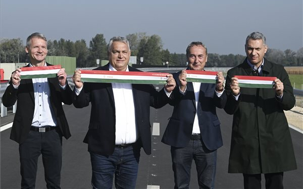 Orbán Viktor adta át az új 83-ast