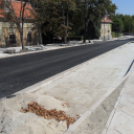 Fugáznak, aszfaltoznak, építik a színpadot a Fő téren