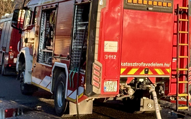 Aratást végző kombájnhoz hívták a pápai tűzoltókat