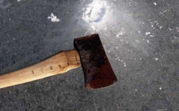 Baltával törte be az ajtó üvegét