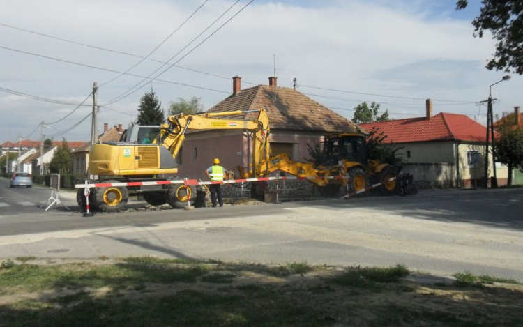 Mézeskalács és Szövetkezet utcaiak türelem! Egyelőre marad a por!