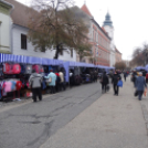 Debütáltak az új sátrak a Fő téri piacon