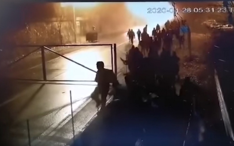 Így próbálták meg áttörni a kerítést a migránsok Röszkénél - Videó