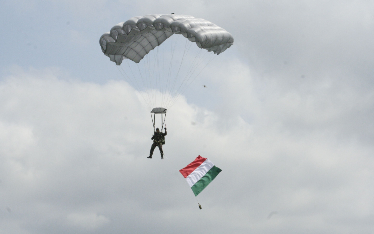 Repülőnappal ünnepelték a légierő 100. jubileumát a pápai Bázisrepülőtéren