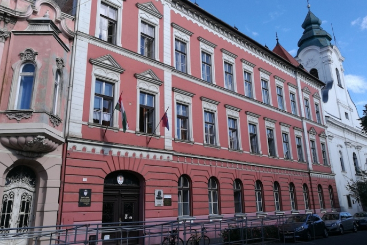 Több diák torokkaparást, köhögést tapasztalt a Türr Gimnáziumban