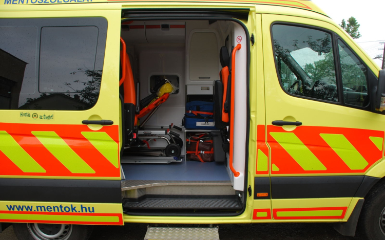 Ingyenesen fertőtleníti a pápai mentőautókat az Autofit Extra Kft.