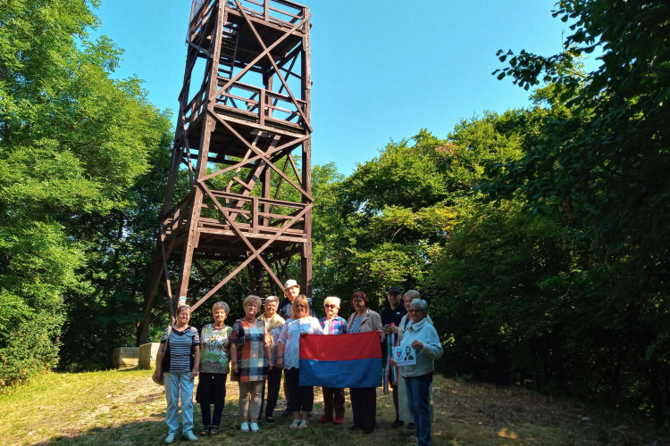 Emlékprojekti emlékszalag a kilátóra
