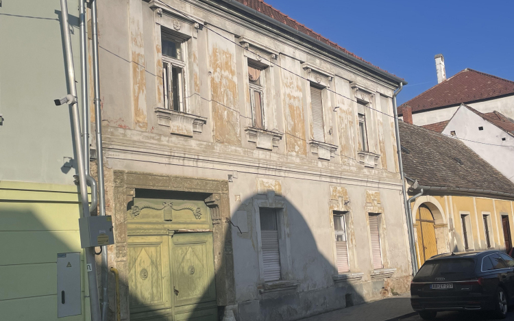 Eladná az önkormányzat a hírhedt Korvin 13-at!