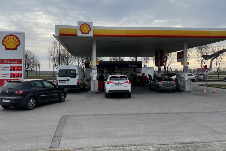 A kormány csökkenti az üzemanyagok jövedéki adóját, marad az árstop