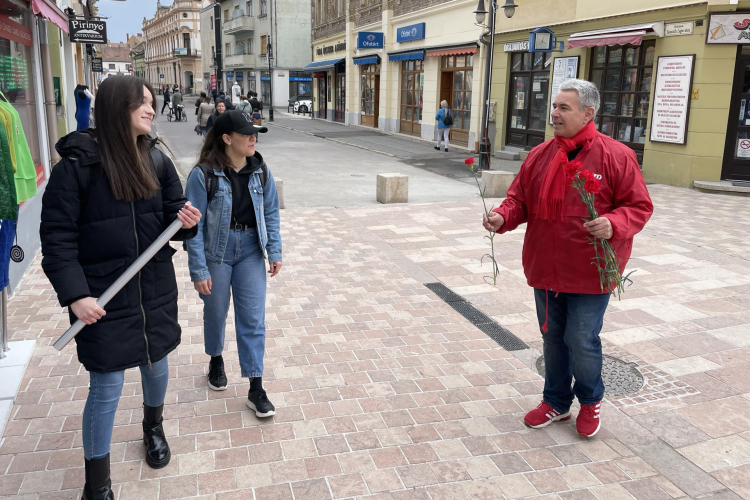 Kovács József és Gőgös Zoltán szegfűvel köszöntötte a nőket a Kossuth utcán