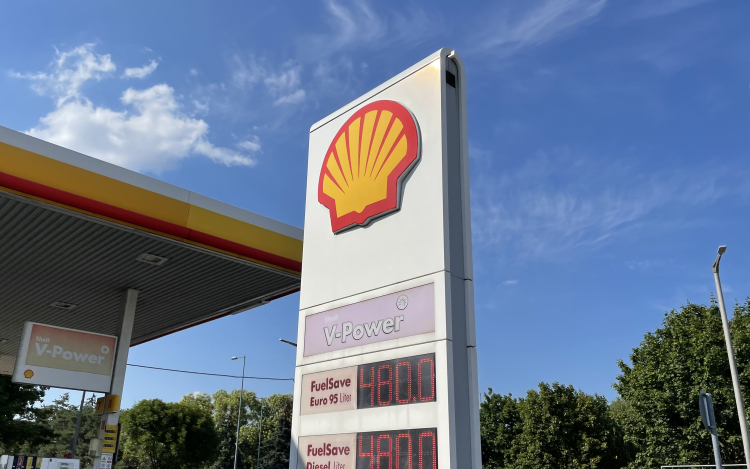 Bezárja egyik pápai kútját a Shell