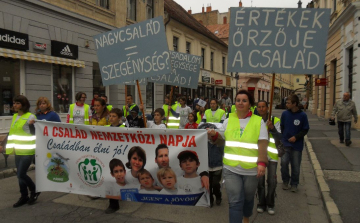 A családokért vonultak fel