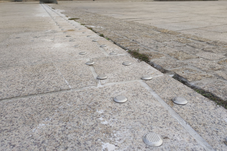 Fémkupakok jelzik a szintkülönbséget a Fő téren, aminek ott sem kéne lennie