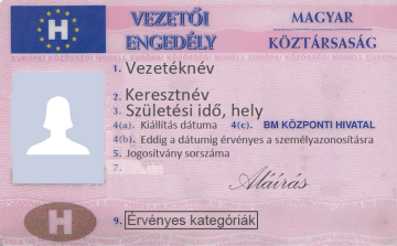 Közokiratot hamisított