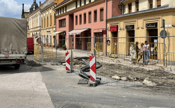 Hamarosan végez a közműcserével az E.ON, ezt követően készülhet el a Kossuth utca első szakaszának aszfaltburkolata