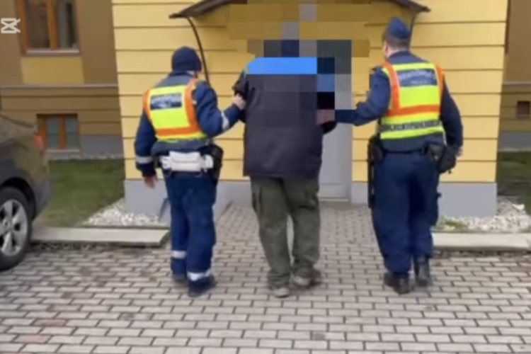 Egy bábun gyakorolt a nagyteveli polgármester támadója