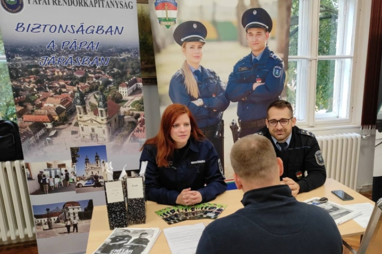 Rendőrség: Folyamatos a toporzás Pápán