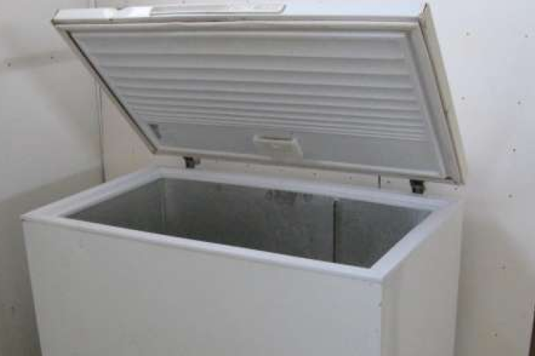 Falubelije hűtőládáját pakolta ki