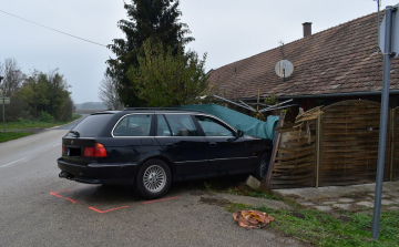 Eltiltás hatálya alatt és forgalomból kivont BMW-vel okozott balesetet Békáson