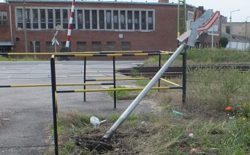 Vasúti jelzőtáblát rongált meg