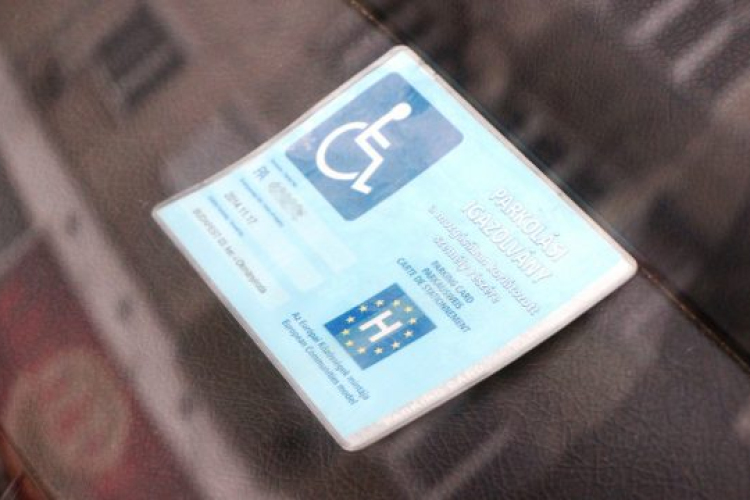 Rokona parkolási engedélyével élt vissza a sofőr, a rendőrök elfogták