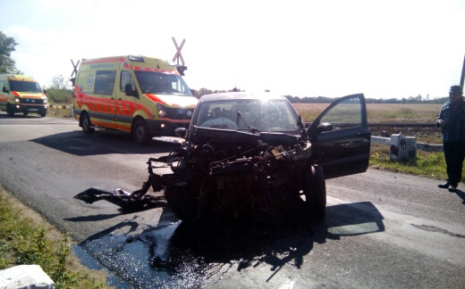 Vonat és személyautó ütközött - Egy kismama megsérült