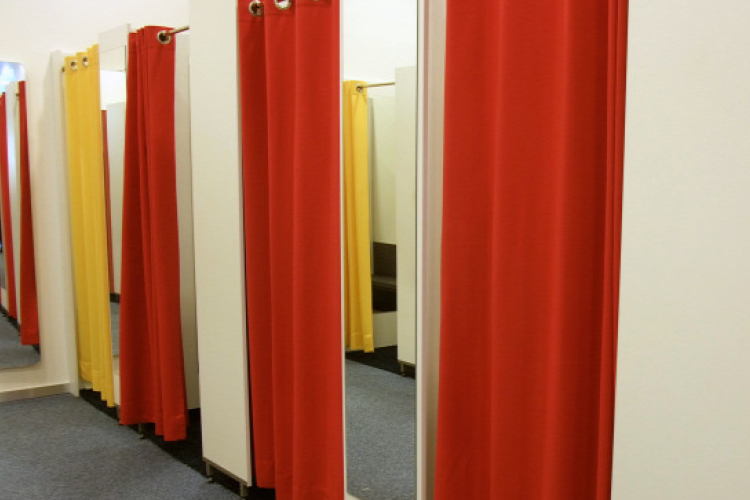 Kapucnis pulcsit akartak lopni az egyik pápai üzletből