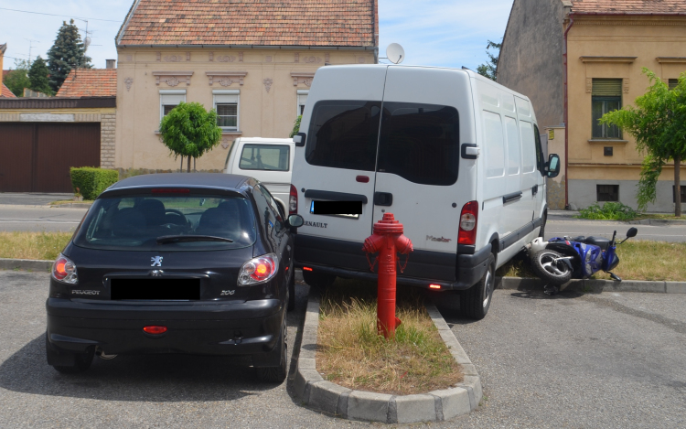 Utcára guruló gépkocsi okozott balesetet