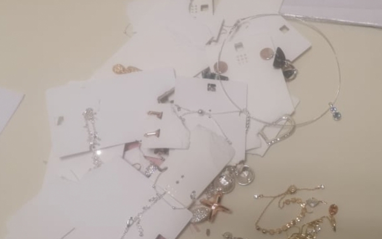 Áruházból lopott ékszereket egy pápai nő