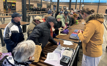 Másfél tonna gyümölcsöt adtak el féláron a DK aktivistái Pápán