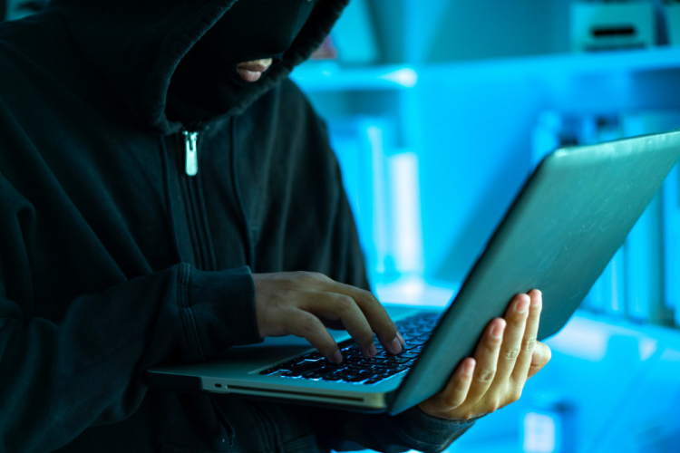 Egymillió forintot csalt ki pápai áldozatától, letartóztatták!