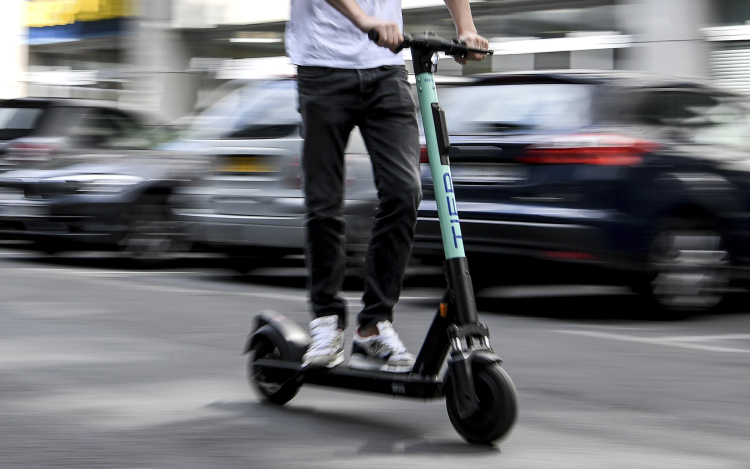 Veszélyes e-rollerezők Pápán