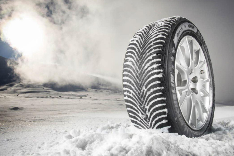 Téli gumikat kínált az interneten, a csalók becsapták