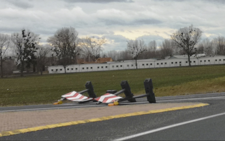 Viharos szél: Elektromos vezetékre és autóra dőlt egy fa Nemesszalókon 