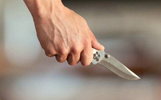 Késsel támadt saját testvérére, az egyik Pápa melletti faluban