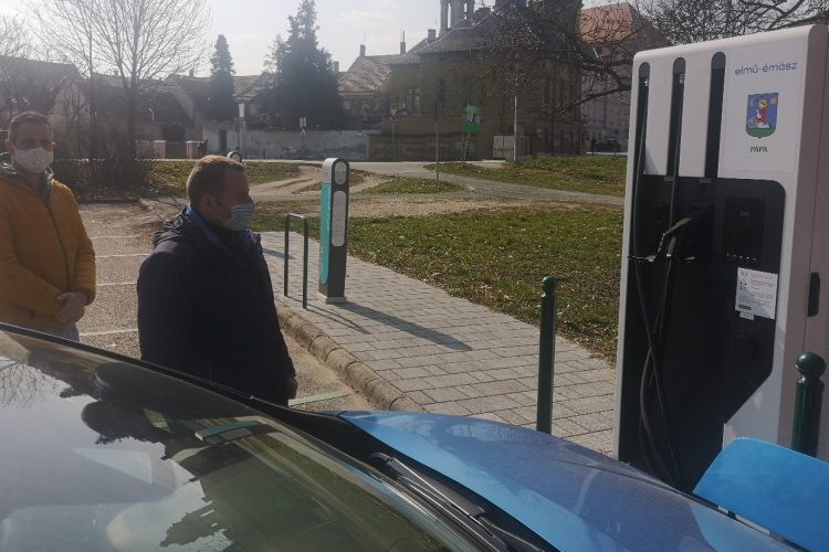 Már használható az elektromos töltőállomás a várkerti parkolóban