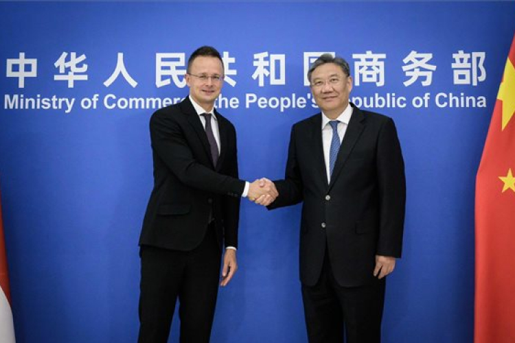 Szijjártó Péter: újabb hárommilliárd eurónyi kínai autóipari beruházás érkezik Magyarországra