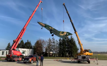 Újra levegőbe emelkedett a kiállításra kerülő MiG-21-es