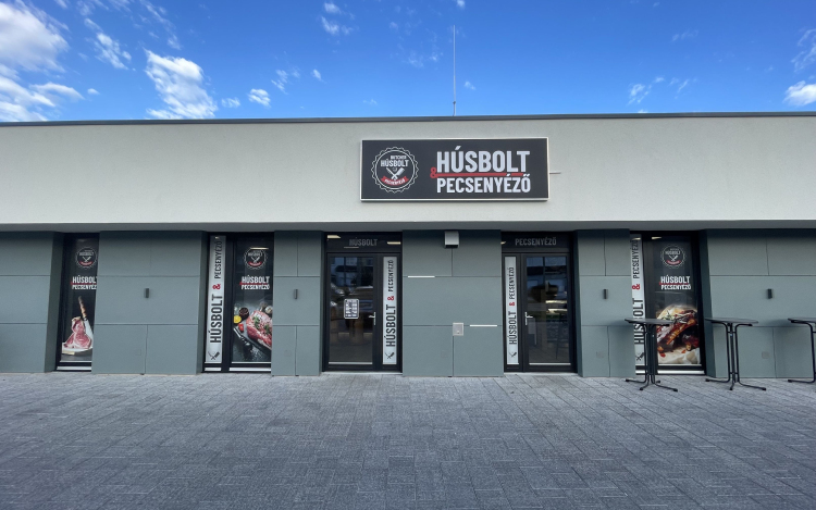 Miért járnak ilyen sokan ebbe az új húsboltba és pecsenyézőbe?