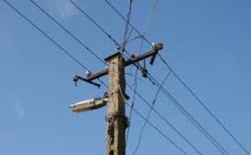 Megcsapolta az utcai fővezetéket