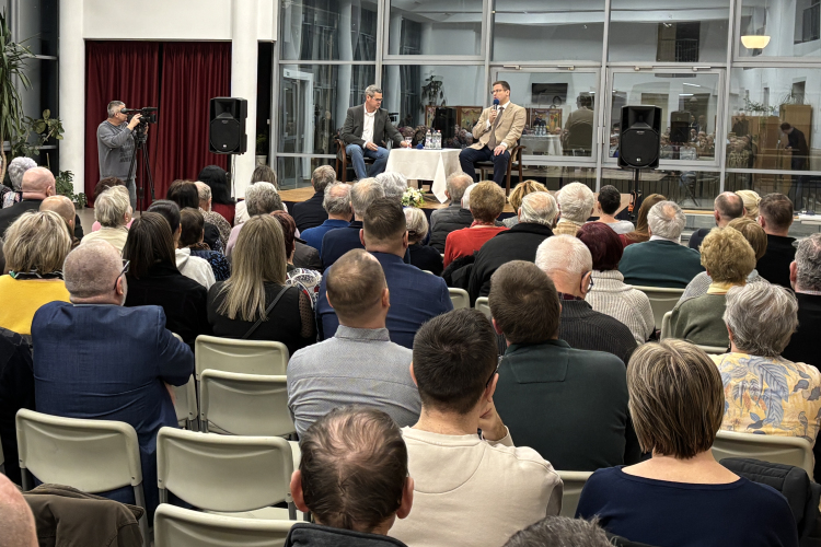 Gulyás Gergely Pápán: megkezdődött a kampány, komoly tétje van a választásnak