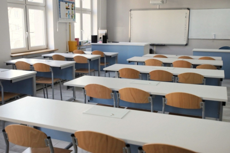 Osztálytársától lopott a lány, a rendőrök elfogták