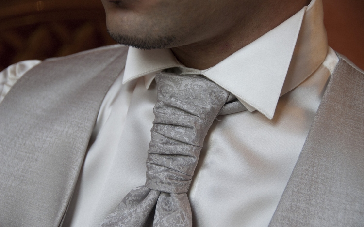 Ezerarcú kiegészítő a férfiak szekrényéből - A nyakkendőviselés titka