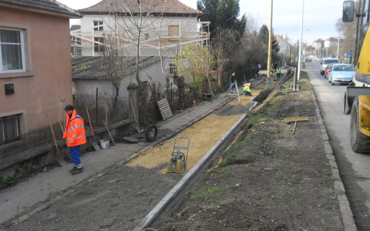 Évtizedes problémát oldanak meg a Gróf úton
