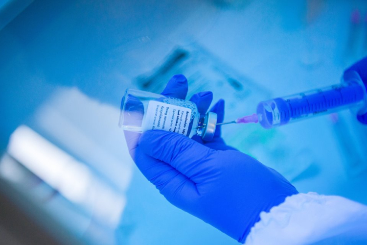 Az év végéig még legalább 16 millió dózis vakcina érkezik Ukrajnába