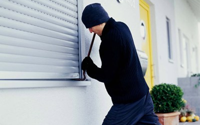 Két ingatlanba is betört 