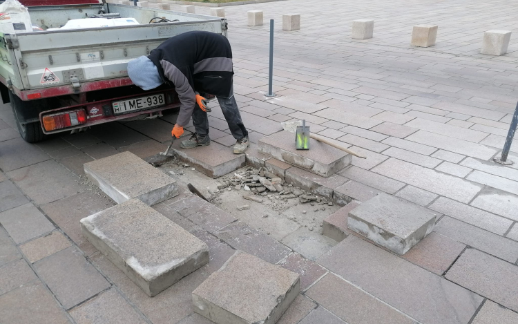 Fél pályás útzár mellett javítják az utat a Fő téren