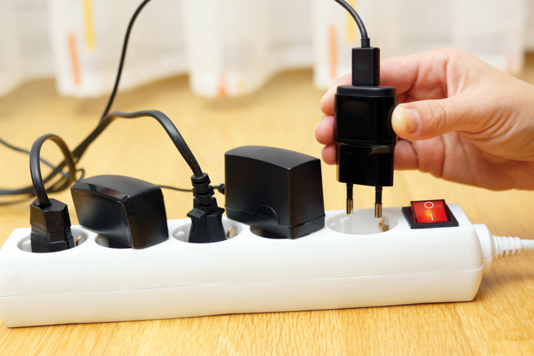 Tényleg megugrik a fogyasztás, ha bedugva hagyjuk a mobiltöltőt?